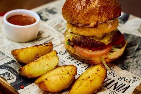 Бургер с моцареллой и сливочно-грибным соусом