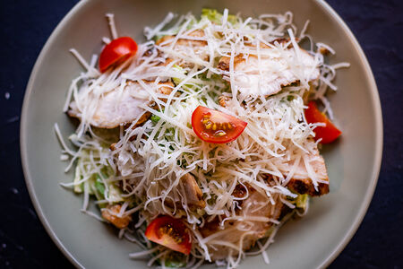 Салат Цезарь с курицей