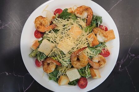 Салат Цезарь с креветками