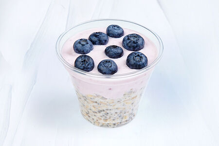 Ленивая овсянка с голубикой