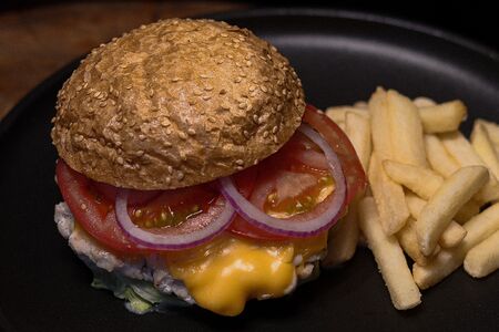 Бургер с куриной котлетой и соусом цезарь