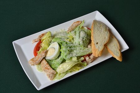 Салат Цезарь с курицей