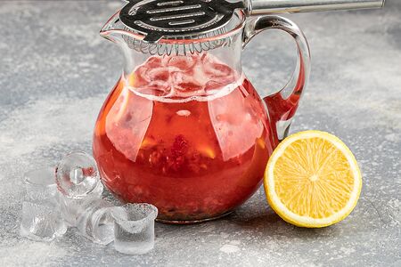 Домашний лимонад Малина-маракуйя