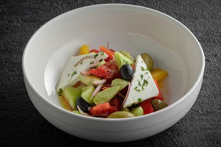 Греческий салат с домашним сыром фета