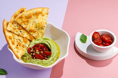 Гуакамоле с пряной лепешкой