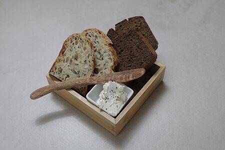 Хлеб, взбитое масло с копчеными анчоусами