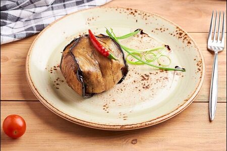 Теплый салат с баклажанами и говяжьей вырезкой