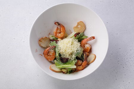 Салат Цезарь с креветками