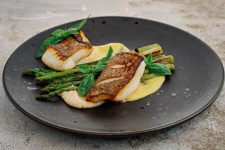 Палтус с припущенной спаржей