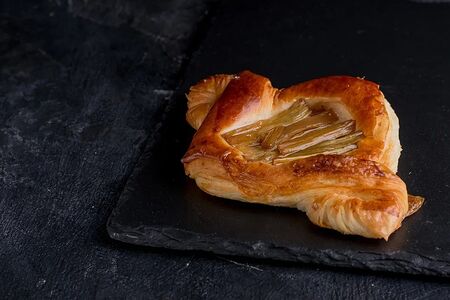 Даниш с ревнем и заварным кремом