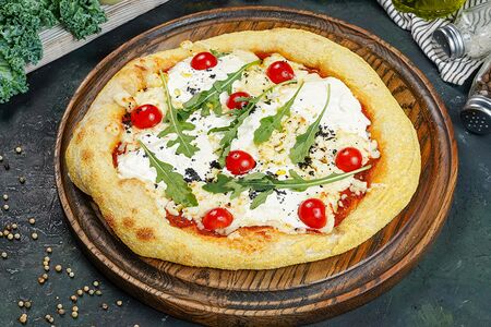 Пицца с сыром страчателла