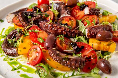 Салат из осьминога с томатами