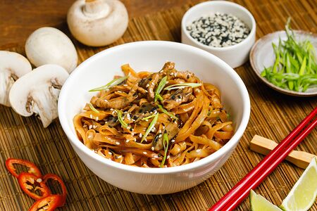 Вок Рисовая лапша со свининой