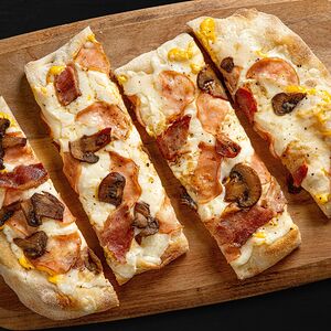 Пицца с ветчиной и грибами