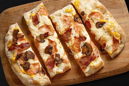 Пицца с ветчиной и грибами