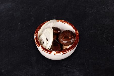 Соленые грибы с луком