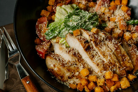 Салат Цезарь с курицей