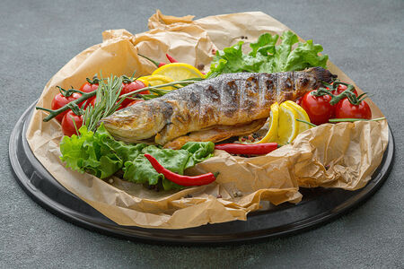 Сибас целый на углях