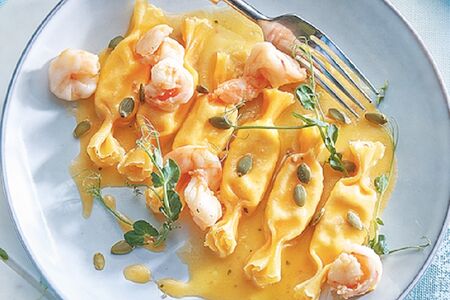 Карамелли с тыквой и креветками