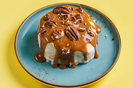 Бонвич с корицей, карамелью и орехом пекан