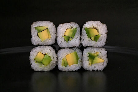 Ролл маки с авокадо