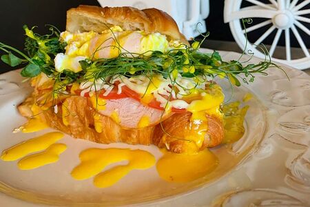 Круассан с ветчиной из индейки и яйцом пашот