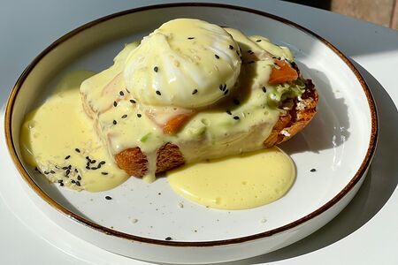 Бриошь с лососем, авокадо и яйцом пашот