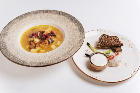 Суточные щи из квашеной капусты с белыми грибами и медвежатиной