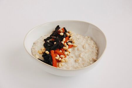 Овсяная каша с орехами и сухофруктами