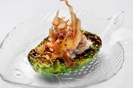 Японский тартар Камчатский краб и стружка тунца