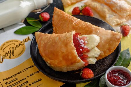 Чебурек с клубникой и бананом