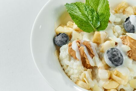 Каша с арахисовой пастой и бананом