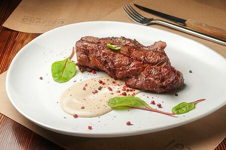 Стейк Стриплойн с перечным соусом