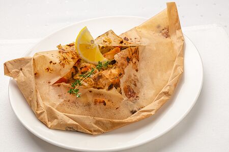 Лосось, запеченный в собственном соку с томатами в пергаменте