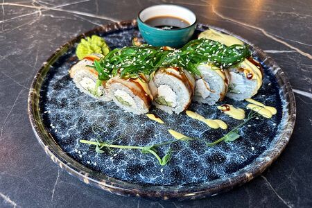 Сливочный ролл с угрем и манговым соусом