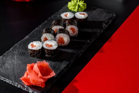 Маки с лососем