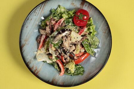 Теплый салат с телятиной