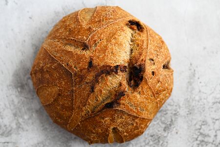 Деревенский с клюквой, инжиром и грецкими орехами