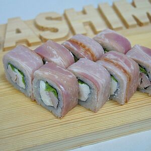 Ролл с беконом