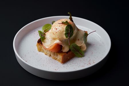 Тост с авокадо, лососем и яйцом пашот