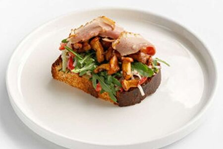 Мини-брускетта с лисичками и копченой уткой