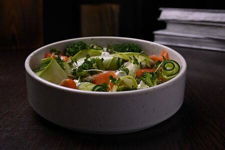 Зеленый салат с филе форели