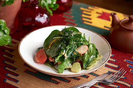 Салат со шпинатом и свежими овощами