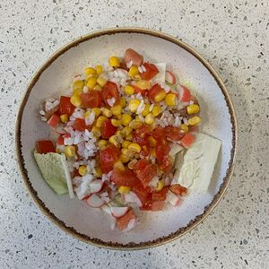 Салат с горбушей и крабовыми палочками