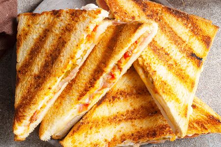 Сэндвич с ветчиной и сыром