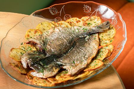 Дорадо, запеченная с картофелем