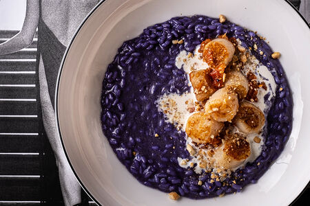 Сиреневое ризотто с гребешком