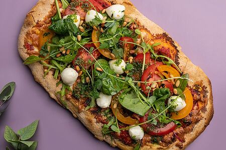 Римская пицца Капрезе из трёх сортов помидоров