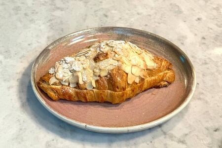 Круассан с миндалём