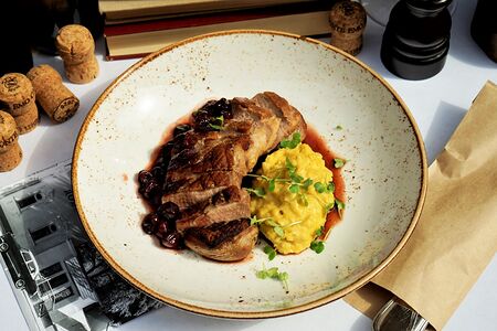 Утиная грудка в вишневом соусе с кукурузным пюре